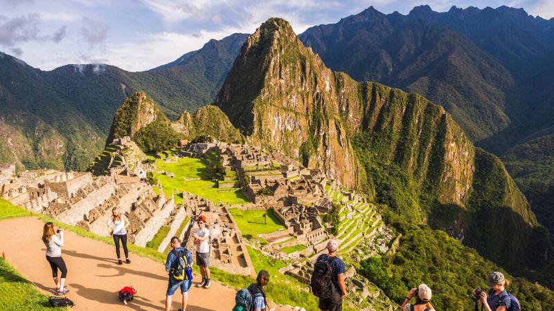 Du khách khám phá Machu Picchu