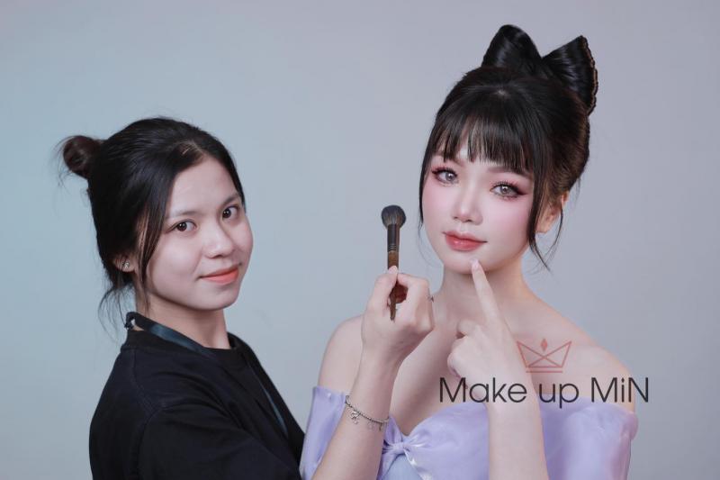 ﻿Make Up Min
