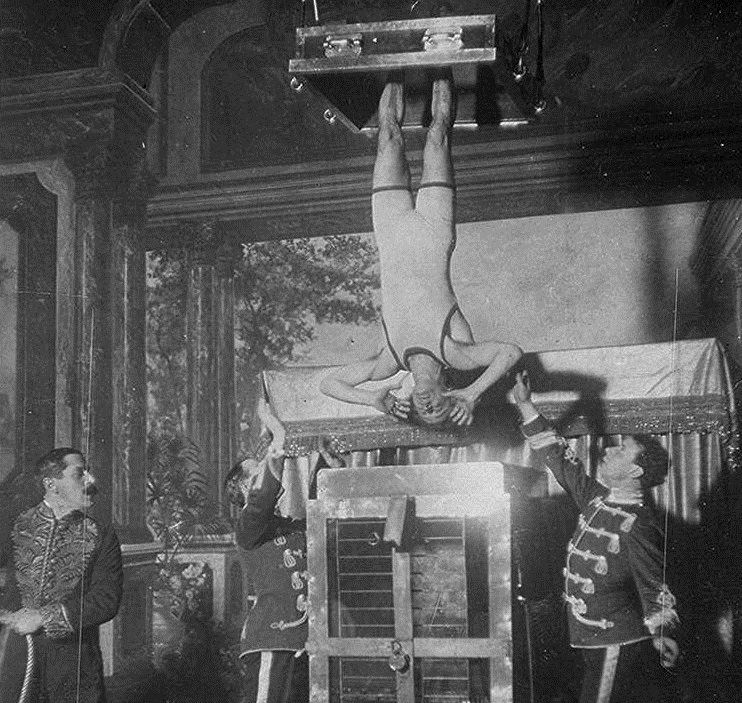 Màn ảo thuật tra tấn bằng nước ở Trung Quốc của Harry Houdini