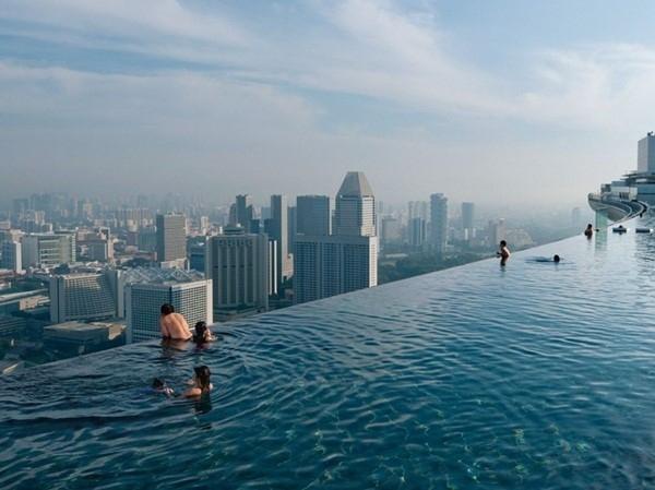 Điểm độc đáo của bể bơi này là nằm trên tầng 55 của tòa nhà và rộng gấp 3 lần kích cỡ tiêu chuẩn bể bơi của thế vận hội Olympic
