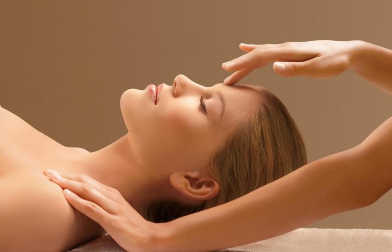 Không chỉ là liệu pháp tuyệt vời cho việc dưỡng da của phái nữ mà massage mặt cũng là một cách giảm stress cực kì hiệu quả cho cả người lớn tuổi và thanh thiếu niên