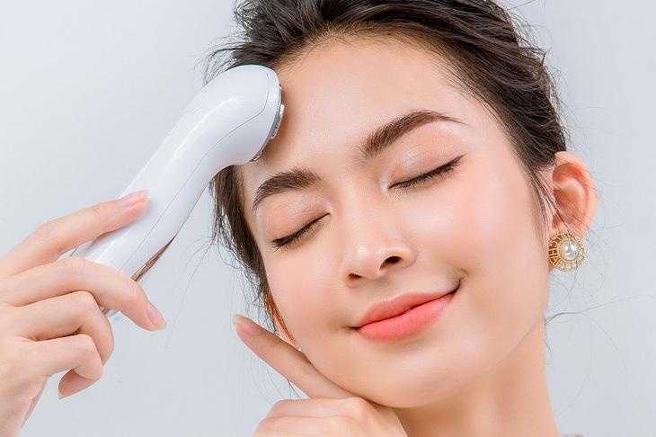Massage da mặt là phương pháp chăm sóc da hữu hiệu trong việc hạn chế và loại bỏ dần các vết nhăn.