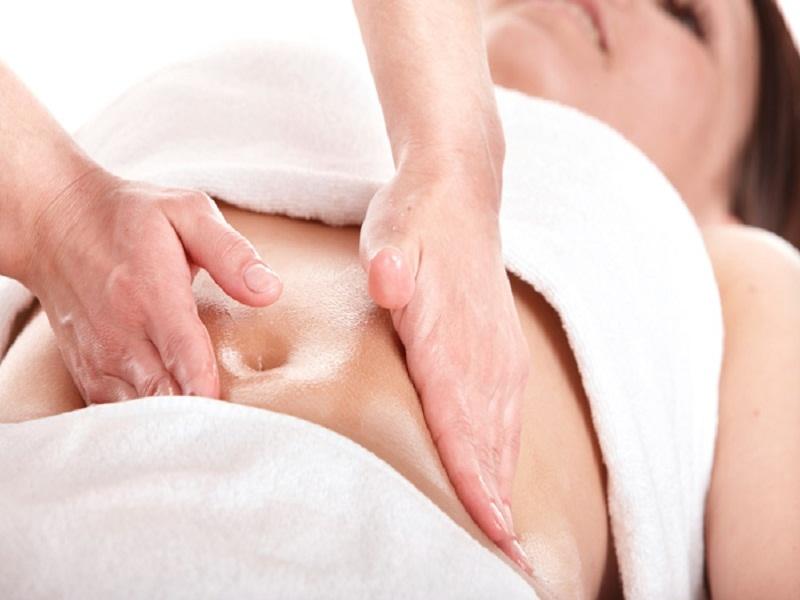 Massage nhẹ để giảm cơn đau
