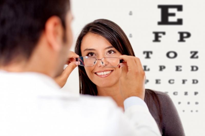Bạn hãy đến gặp các chuyên gia về mắt nếu có các dấu hiệu trên nha