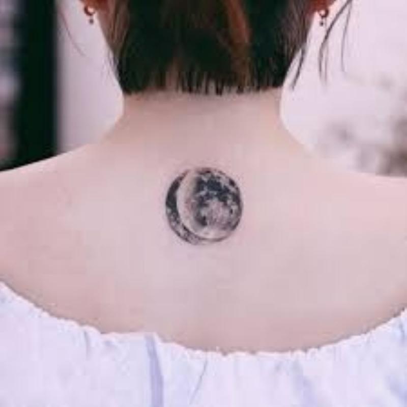Tattoo trăng khuyết đơn giản mà cá tính cũng sẽ khiến các bạn trẻ yêu thích bởi sự cá tính của chính nó.