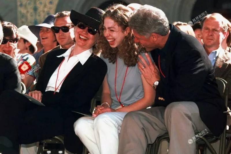 Chelsea Clinton (giữa) cùng bố mẹ là Bill Clinton và Hillary Cliton