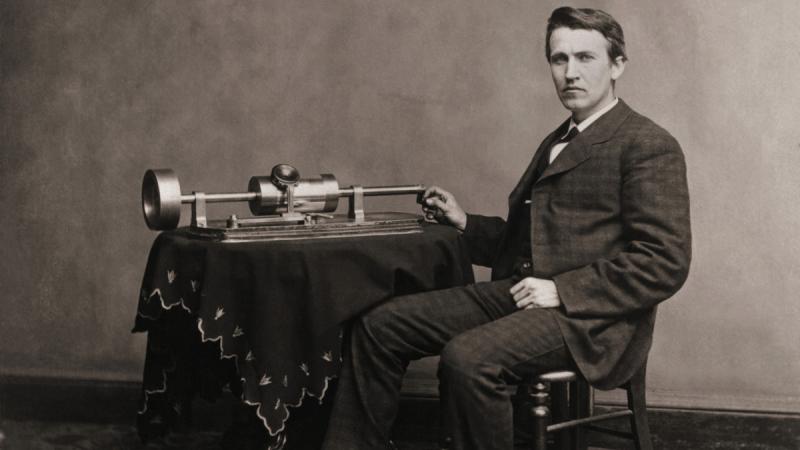 Thomas Edison với máy ghi âm của mình