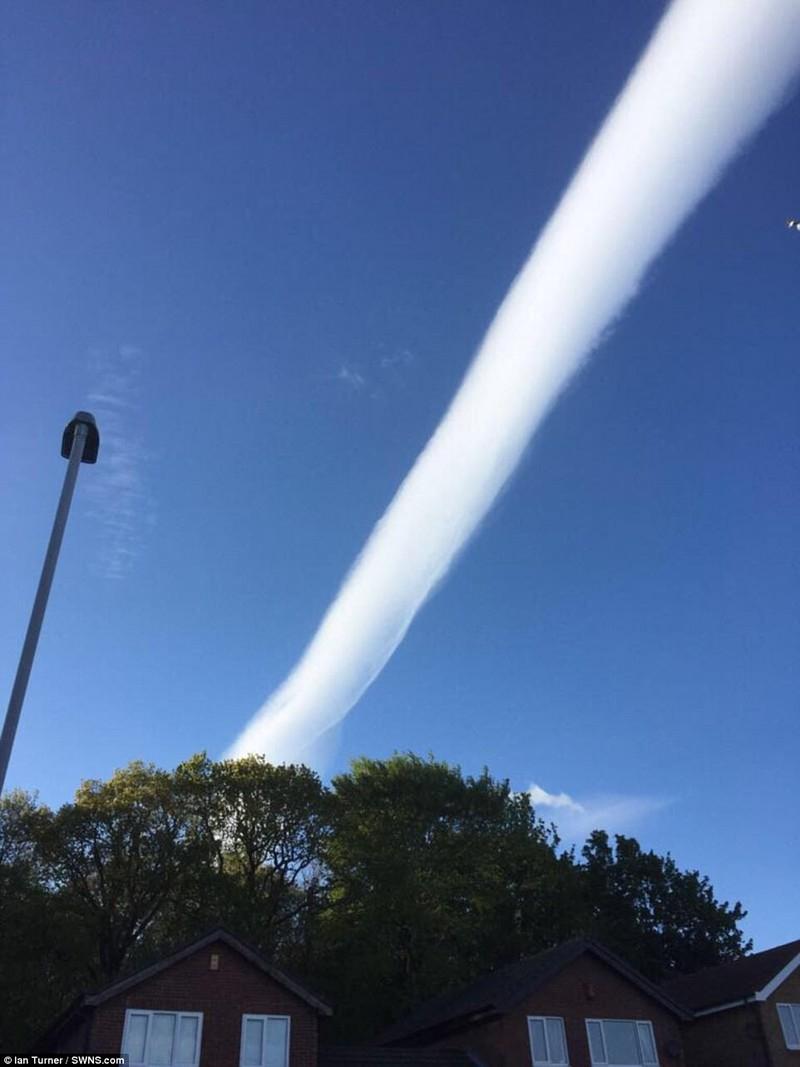 Hiện tượng đám mây hình ống xuất hiện vắt ngang bầu trời