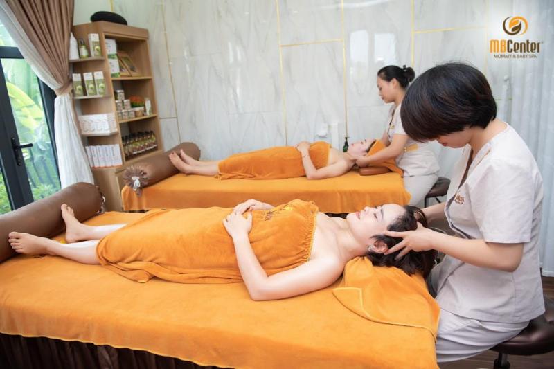 Khách hàng massage bầu tại MB Center