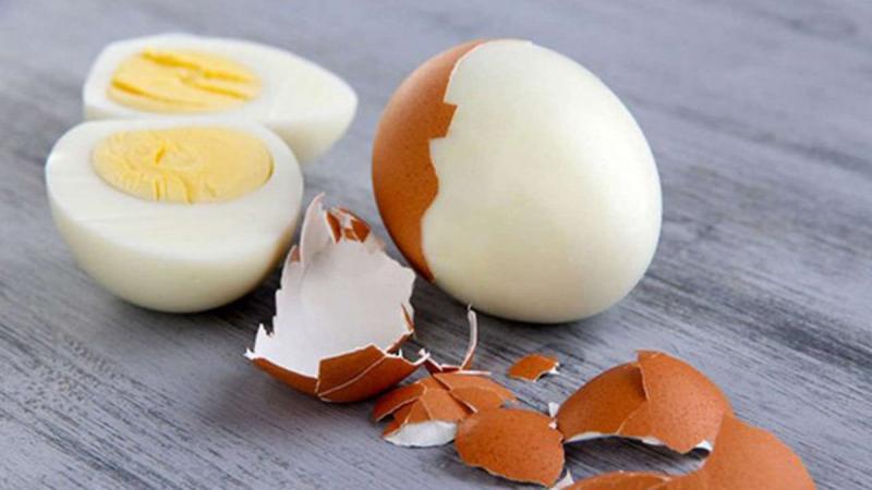 Mẹo luộc trứng dễ bóc cho món thịt kho tàu ngày Tết