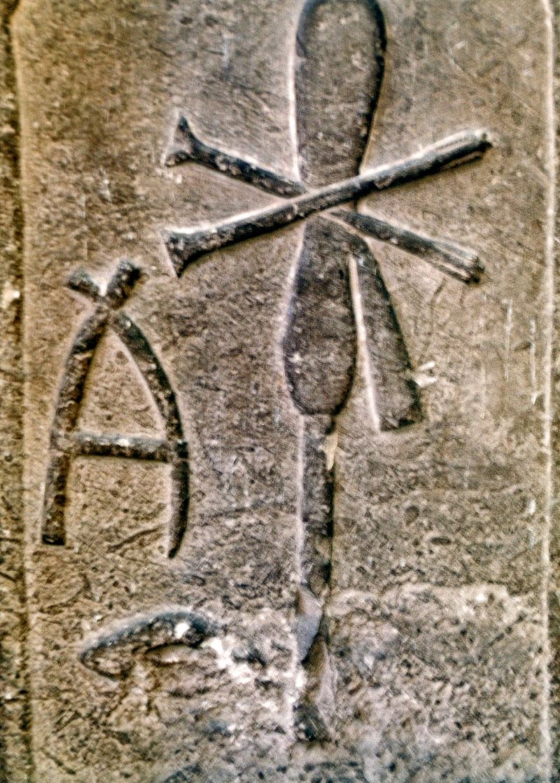 Bia đá từ ngôi mộ của Merneith ở Umm el-Qa'ab.