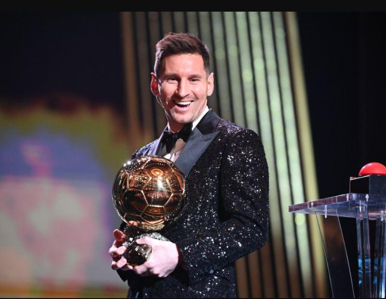 Messi nhận được quả bóng vàng lần thứ 7. (Ảnh: báo Thanh niên)