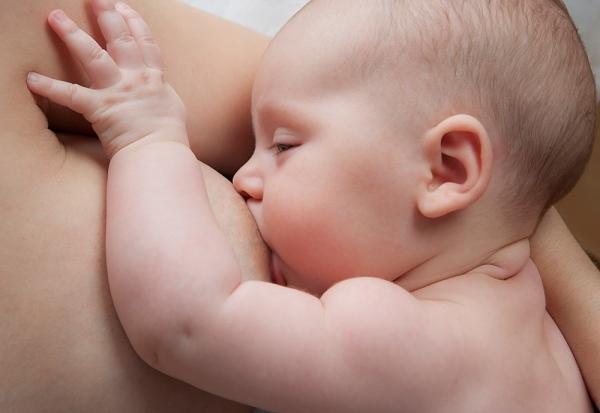 Cho bé bú mẹ thường xuyên cũng là một liệu pháp thông tia sữa