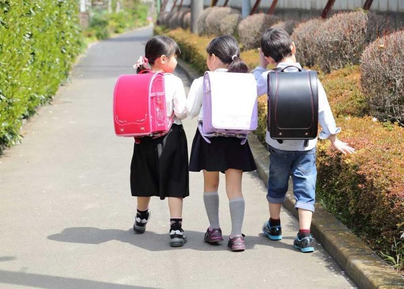 Mỗi học sinh đều có một chiếc ba lô giống nhau ở Nhật Bản