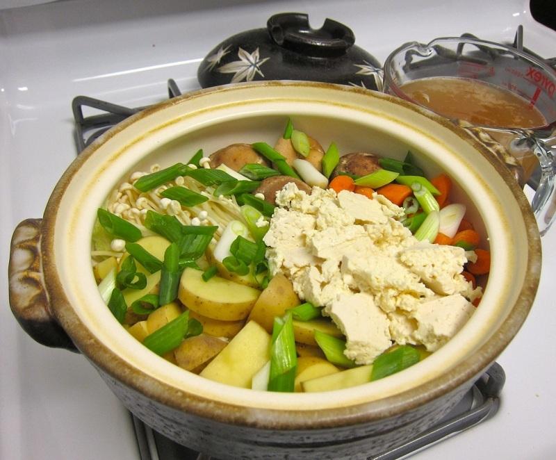 Được nấu trong một nồi lớn, tương tự như món lẩu Việt Nam.