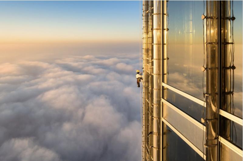 Người lau dọn cửa sổ làm việc tại mặt trước của toà nhà Burj Khalifa