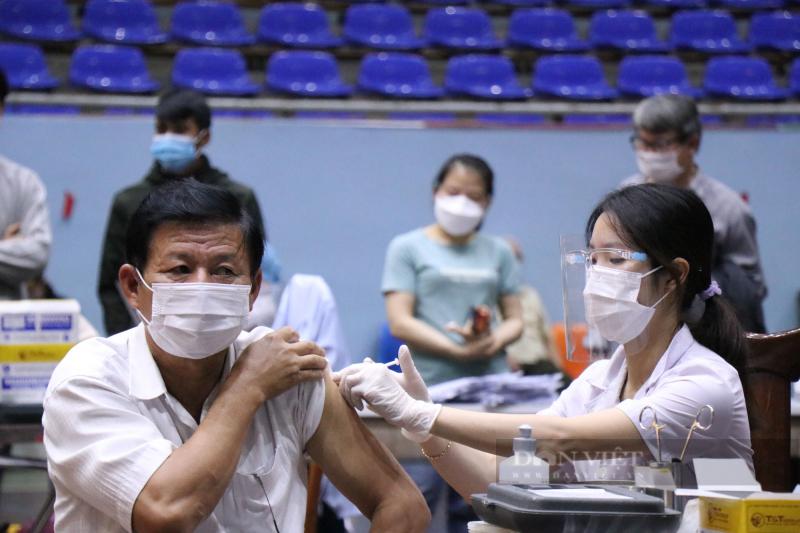 Người dân cần chú ý sức khỏe sau khi tiêm - ảnh: Dân Việt