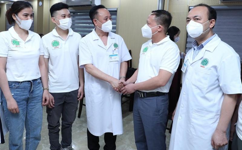 PGS.TS Trần Cao Bính, Giám đốc bệnh viện Răng, Hàm, Mặt Trung ương Hà Nội động viên các y, bác sĩ trước khi lên đường vào Nam chi viện