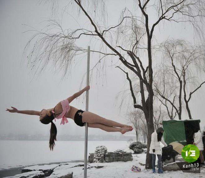 Một vũ công trẻ người Trung Quốc tên Cao Nuo bấp chấp thời tiết lạnh giá -50 độ C vẫn tự tin diện đồ thể thao thực hiện bài múa