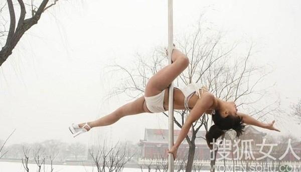 Một vũ công trẻ người Trung Quốc tên Cao Nuo bấp chấp thời tiết lạnh giá -50 độ C vẫn tự tin diện đồ thể thao thực hiện bài múa