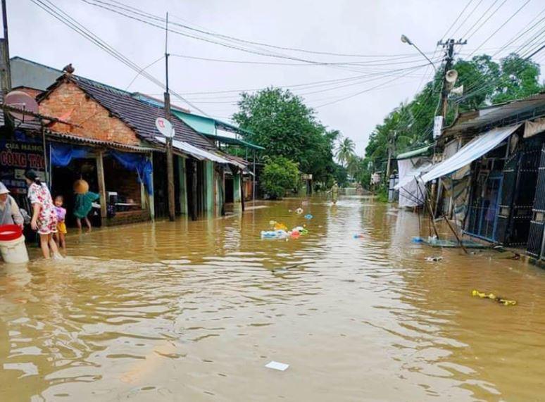 Nước dâng lên ngập nhà tại nhiều huyện của tỉnh Bình Định. (Ảnh: báo Thanh niên)