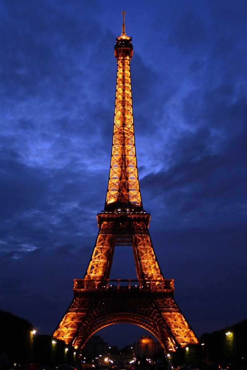 Tháp Eiffel bị tắt điện sớm hơn vì Pháp 'đói' năng lượng