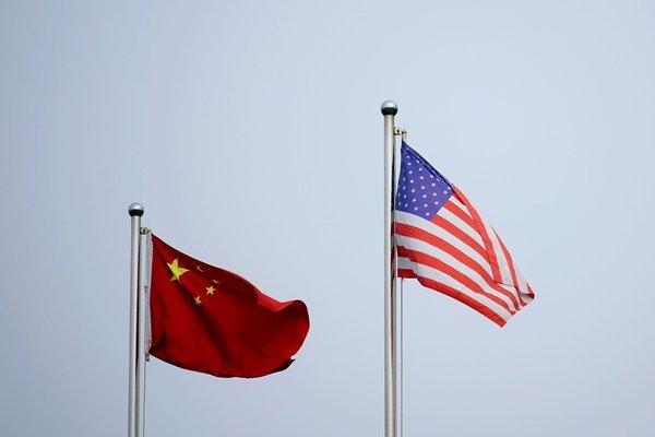 Cờ Mỹ và Trung Quốc trước trụ sở một công ty tại Thượng Hải. (Ảnh: Reuters)