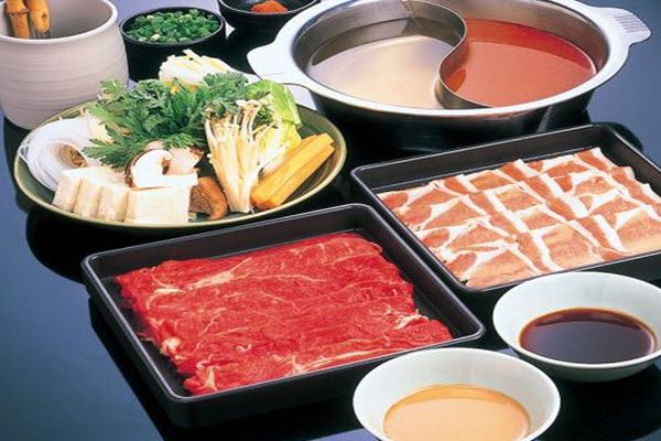 Món ăn được chế biến từ các nguyên liệu như: thịt bò, thịt gà, hải sản và rau củ.