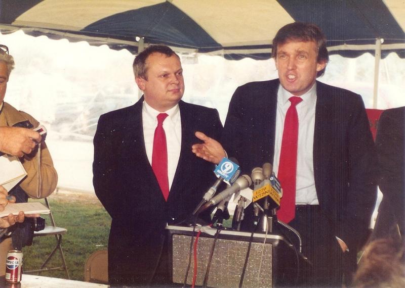 Trong ảnh, Donald Trump (trái) năm 1976 đứng cạnh Alfred Eisenpreis, nhà quản trị phát triển kinh tế New York, bên bức phác thảo dự án cải tạo khách sạn Commodore