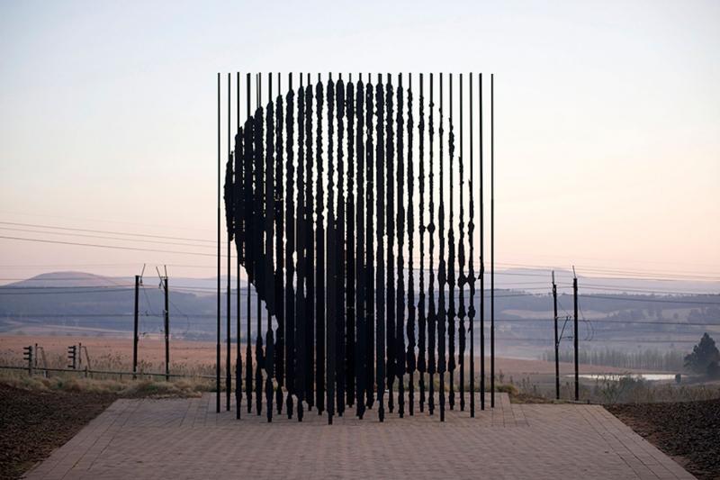 Tượng Nelson Mandela