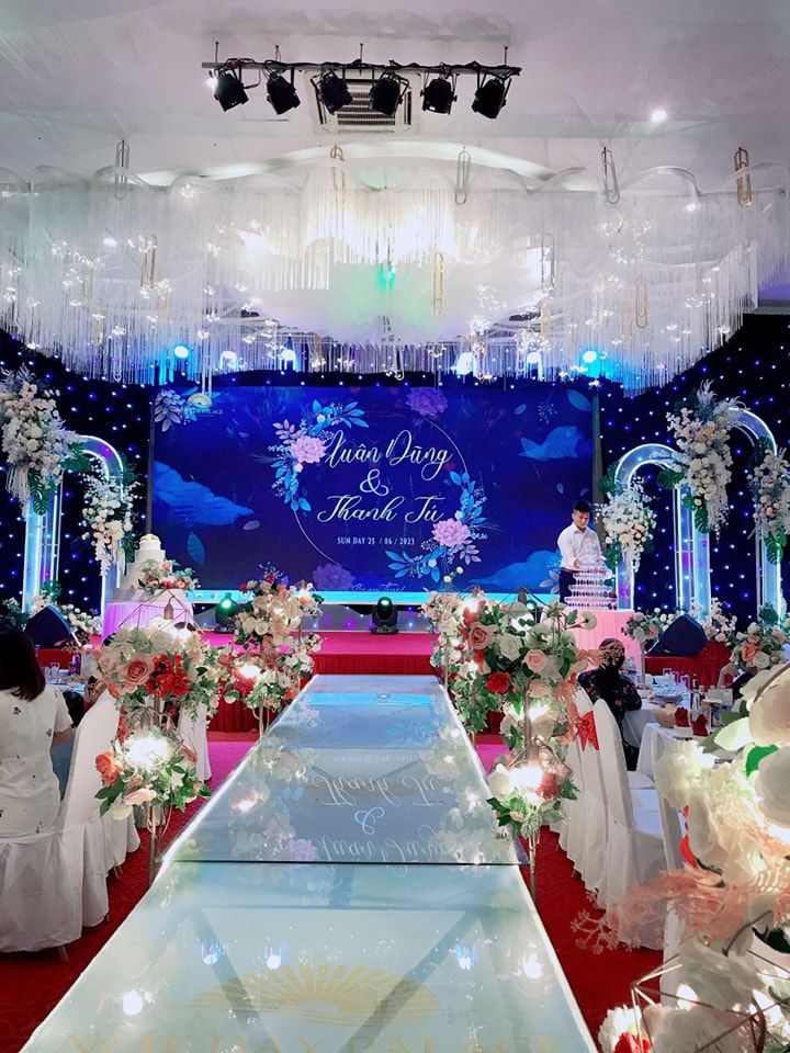 Không gian diễn ra lễ cưới một cách lãng mạn