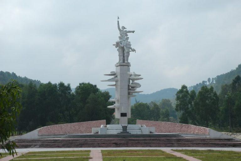 Tượng đài chiến thắng tại Ngã ba Đồng Lộc