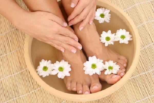 Để tăng thêm tính hiệu quả, bạn có thể pha nước ngâm chân cùng với muối hột hoặc cánh hoa vừa tàn, giúp đẹp da và xóa đi mùi hôi chân khó chịu