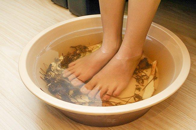 Ngâm chân bằng nước nóng giúp giữ ấm cơ thể