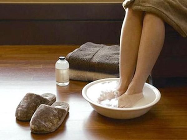 Bài thuốc ngâm chân trị phong thấp bằng nước muối