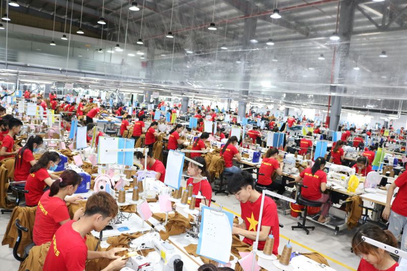 Công nhân đang làm việc tại một công ty may mặc xuất khẩu tại huyện Giao Thủy, tỉnh Nam Định