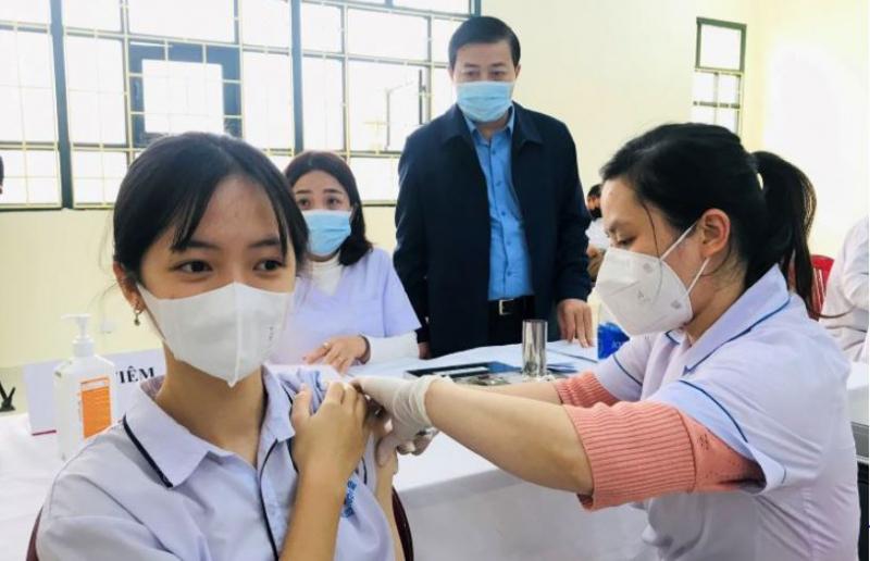 Học sinh THPT ở Thanh Hóa được tiêm vaccine ngày 1/12 (Ảnh: VnExpress)