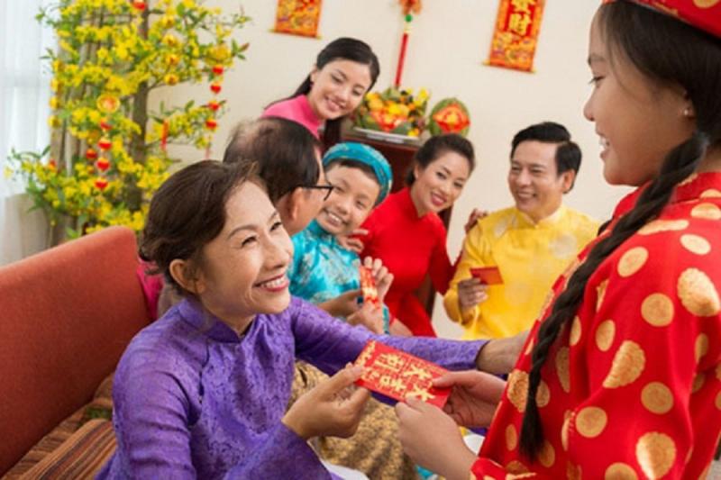 ﻿Người Việt cũng tin rằng vị khách đầu tiên mà mỗi gia đình tiếp đón trong ngày đầu tiên của năm mới sẽ quyết định vận may của cả năm của họ