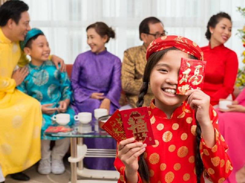 Ngoài ra, trong truyền thống của người Việt, ngày đầu tiên của năm mới trẻ em mỗi nhà sẽ mặc quần áo mới và đến chúc Tết những người lớn tuổi trong gia đình trước khi nhận được lì xì.