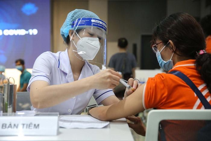 Hà Nội tiếp tục triển khai tiêm vaccine cho học sinh - Ảnh: Internet