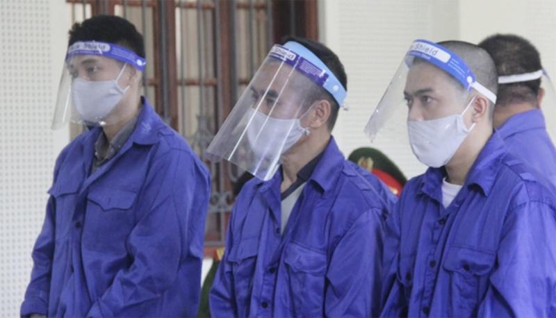 Các bị cáo lãnh án tử hình về tội mua bán, tàng trữ chất ma túy (Ảnh: PLO)
