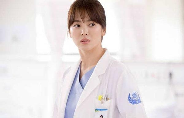 Bác sĩ Kang Mo Yoen (Song Hye Kyo) trong Descendants of the Sun