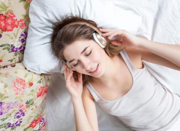 Những bản nhạc nhẹ nhàng, dịu êm như nhạc giao hưởng, nhạc trữ tình sẽ là cách hữu hiệu để xoa dịu thần kinh, đưa bạn vào giấc ngủ nhanh chóng hơn
