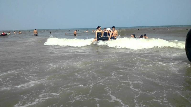 Tắm biển Sầm Sơn điều thú vị nhất là được những con sóng mạnh mẽ, trong lành đẩy lên rồi hạ xuống như đùa giỡn với ta