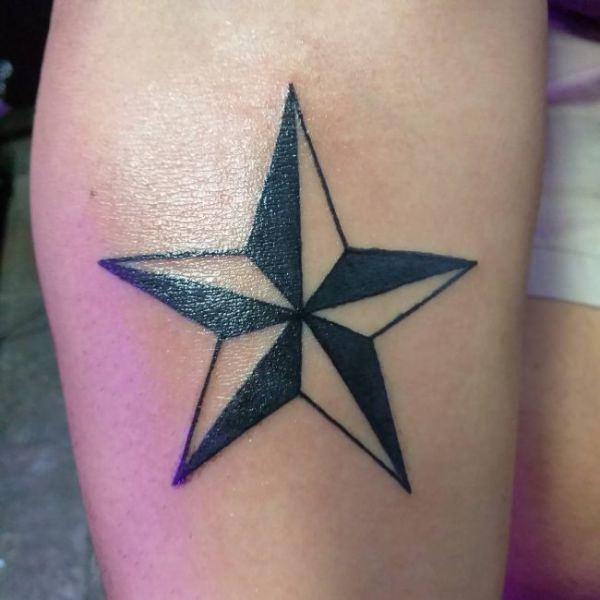 Tattoo ngôi sao rất dễ hài hòa khi kết hợp cùng nhiều hình khác. Và cả khi chỉ đứng riêng mình nó cũng vẫn cứ chất lì rồi.