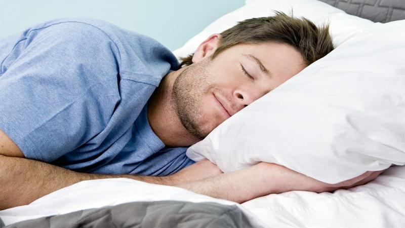 Ngủ nướng vào buổi sáng ảnh hưởng tới việc có con ở nam giới