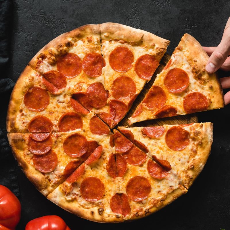 Người Mỹ ăn khoảng 100 mẫu bánh pizza mỗi ngày