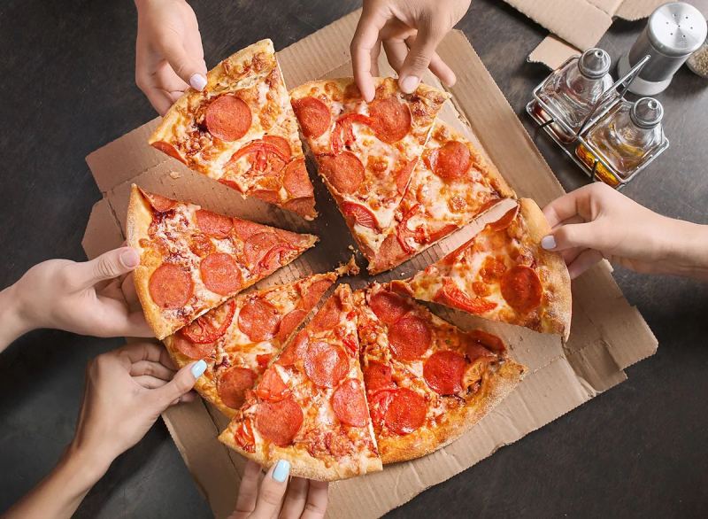 Người Mỹ ăn khoảng 100 mẫu bánh pizza mỗi ngày