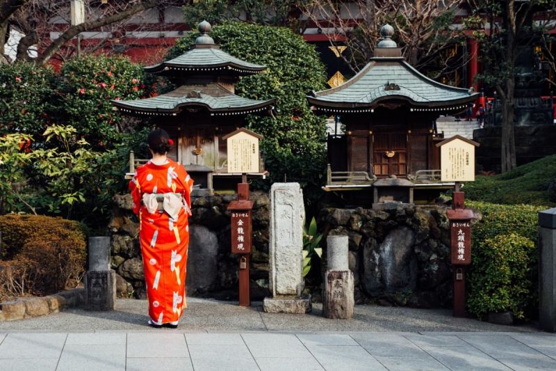 Người Nhật thường theo đạo Shinto và đạo Phật