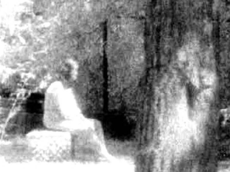 Người phụ nữ ngồi trên mộ